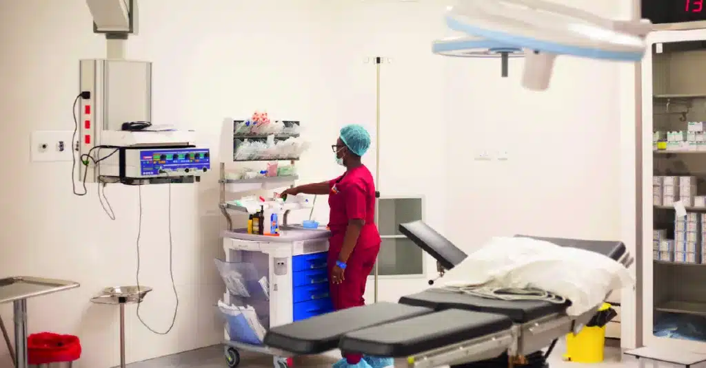 Chambre d'hôpital avec une infirmière